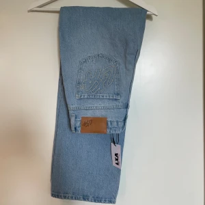 LXA Straight Jeans - Light Blue - Jeans från LXA storlek 36 - regular - färg light Blue.  OANVÄNDA jeans från LXA, prislapp kvar. Säljer då tiden för returnering gått ut. Längd REGULAR - går ner till där benet slutar ovanför skon för mig (173 cm).