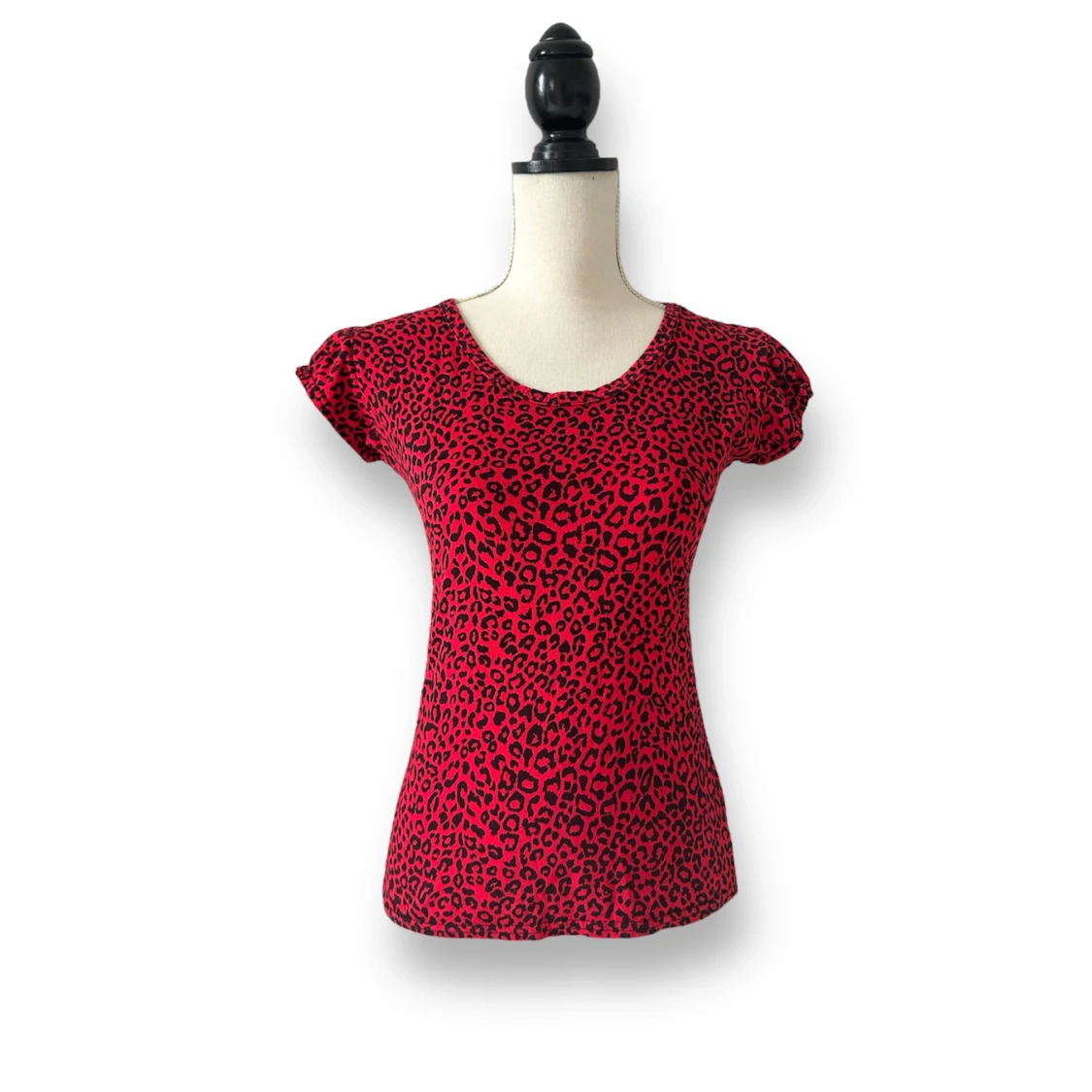 Top med rött leopardmönster