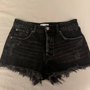 Jeans shorts Zara  - Säljer mina helt nya  snygga shorts för att dom tyvärr var lite stora för mig.Dom är endast testade❣️