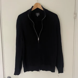 Full zip tröja - Full zip tröja från HM använd ungefär 1 gång. Storlek M och den är marinblå