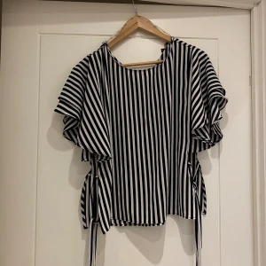 Tröja/blus - Söt tröja/blus perfekt för sommar. Den är i nytt skick. 