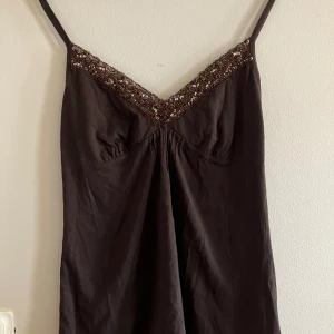 Linne med paljetter  - Jättefint linne, säljs för att det ej används 