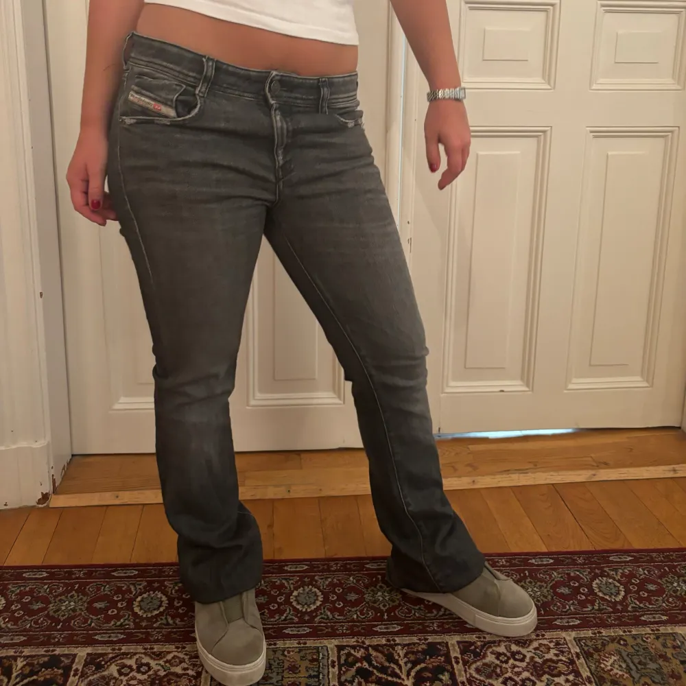 Sjuk snygga diesel jeans som är köpta i butik för ca 1800kr och storleken är 29/32! jeansen är uppvikta där nere pågrund av att dem är för långa på modellen som är 163! Passar perfekt på någon runt 170💕. Jeans & Byxor.