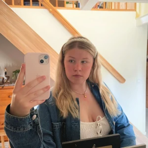 Jeansjacka - Snygg jeansjacka, köpt på brothers, är oversized och perfekt till sommaren.  Använd en del, men i fint skick! Säljer pga jag hittat en annan jag tycker mer om💙  Nypris: 999 kr  Mitt pris: 350 kr 