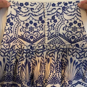 Zara kjol  - Säljer denna jätte söta kjolen ifrån zara då den har blivit alldeles för liten för mig. Den var liten redan när jag fick hem den, därav har jag inte använt den en endaste gång, så den är helt klart i nyskick. OBS. ‼️Finns ej att få tag i längre!🚨⛔️‼️⚠️