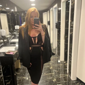 The geometric dress bao tranchi - Klänning från Bao tranchi. Samma modell buren av Jennifer Lopez på hennes 46 års dag. Även sedd buren av Jada Pinkett Smith i filmen girls trip. Använda ca 5 gånger. Jag är en 36/s. Något stor i bysten gör mig. Dragkedja i kjoldel. Stretchig