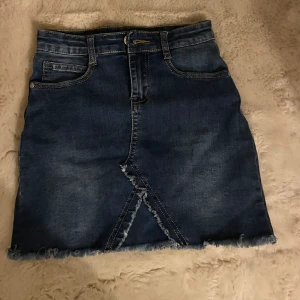 Lågmidjad jeanskjol  - En jättefin jeanskjol från Chelsea som knappt är använd och är i superbra skick!  Skriv för fler bilder💕
