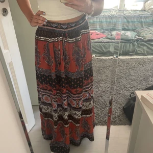Lång mönstrad kjol - Handgjord superfin kjol som passar nästan alla då den har knytning/ resårband i midjan  Endast använd fåtal gånger