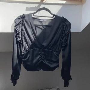 Blus  - Säljer denna härliga blus från zara i strl m. Säljes då den inte kommer till användning
