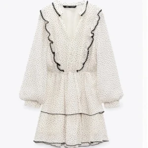 Zara klänning - Super fin populär Zara klänning i mycket bra skick. Använd endast en gång. Skriv privat för fler frågor🫶