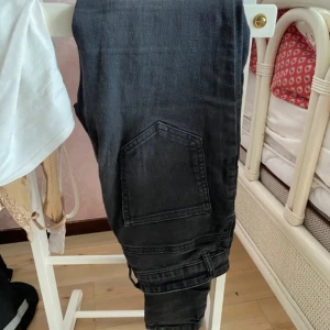 Svarta jeans🖤 - Säljer dessa otroligt sköna svarta jeansen från Bikbok i stl S! De har väldigt bra kvalitet och är i nyskick.😍