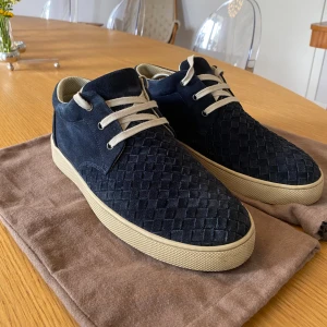 Bottega Veneta skor - Säljer nu dessa sjukt snygga och unika skor från Bottega Veneta! Dem är i toppenskick ~9/10, nypris är 7000+. Dustbag medföljer. Pris kan diskuteras.  Kontakta gärna om funderingar! 