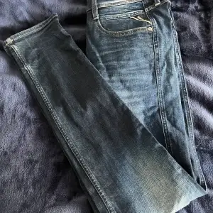 Säljer dem här feta replay jeansen för skitbra pris. Skick: 9/10. Skriv om ni har några frågor  Mvh. Sthlm Zellout 