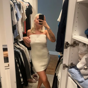 Tubklänning från Mango  - Säljer denna beige/vita tubklänning från Mango. Använd 1 gång. Nypris 499:- säljer för 50:-