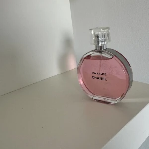 Parfym 100 Ml - Supersöt god sommar parfym nästan hela kvar ungefär, enbart använd få gånger💖