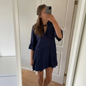Klänning  - Säljer denna superfina klänning som är perfekt nu till sommaren, använd ändast en gång och ser som ny ut!🫶🏻