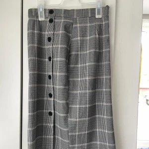 Rutig pennkjol  - Säljer denna rutiga pennkjol från HM. Enbart prövad och i gott skick! 💚