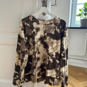 Fin, ny tröja från Indiska - Härlig sweater i bohemisk stil från Indiska. Söt detalj med elefant i nacken. Aldrig använd så i nyskick! Storlek XL 