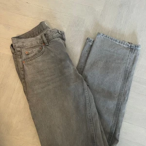 Gina tricot jeans  - Gråa jeans från Gina tricot i storlek 36!