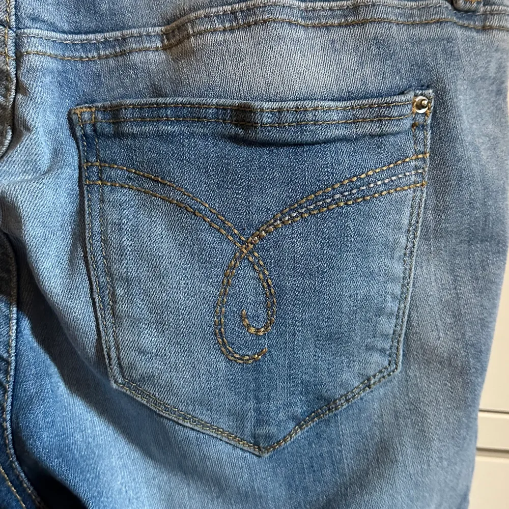 Stretchiga jeans från esprit. Har tyvärr ingen bild med jeansen på då de är för små.. Farkut & Housut.