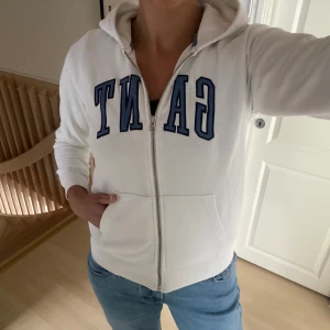 Gant hoodie - Zip up hoodie från GANT i storlek 158/164cm men passar XS-M💓 Köpt för 1000kr säljer för 199kr men pris går att diskutera! Hör av dig vid intresse💓