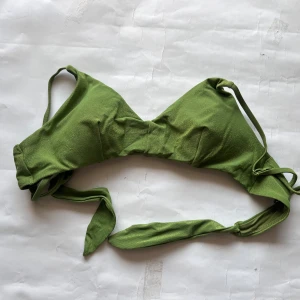 Bikinitopp - I glittrigt material! Passar bäst på A eller b kupa. Går att göra bundlepris/mix and match vid köp av fler badkläder på min sida! ❤️