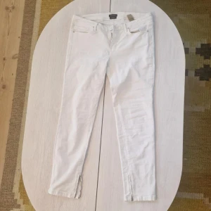 Massimo Dutti vita byxor  - Ankelkorta byxor, vita, dragkedja längst ner. En pytteliten röd prick finns nere på ett byxben, inget som syns dock. Skönt jeans material. OBS lite tajt i storleken 