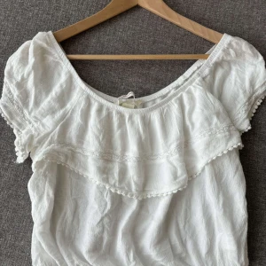 Blus - En off shoulder blus som inte finns att köpa längre, den är för liten på mig så kan inte skicka några bilder på, jag har använt den 1 gång bara💕