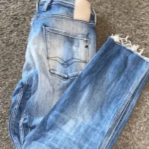 Slitna replay jeans, har hål genom vänstra fickan som man ser på bilderna, även vid benet säljer därför väldigt billigt | Går att laga för den som är intresserad | Skriv vid fler funderingar 🙌🏼🥇