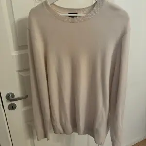 Säljer min uniqlo tröja som är beige och i storlek M. Den är i 7/10 skick och den har tvättats innan den ska säljas Nypris: 1499 