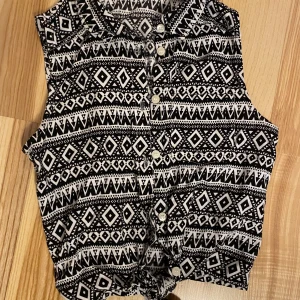 Knyt topp strl 140 - Jättefin knyt topp med knappar. Kolla gärna in mina andra annonser för samfrakt. 