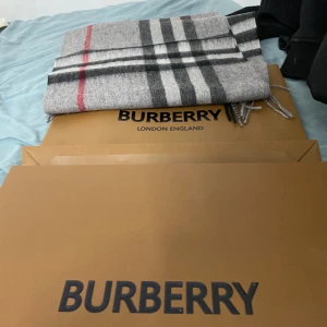 scarf - Helt ny och oanvänd.