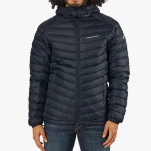 Peak preformance - Säljer min peak jacka efter som den var för liten när jag köpte den, nytt skick på den !