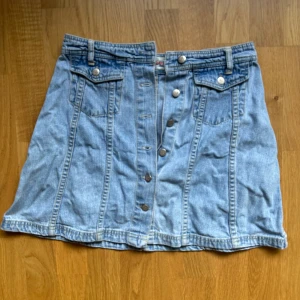 Jeanskjol  - Jättefin jeanskjol i bra skick, Står 170 som storlek men skulle säga att det är en XS-S, kan såklart mäta vid intresse💚 köparen betalar för frakt🚛💕