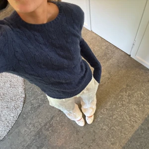 Stickad tröja Ralph Lauren - Hej! Säljer denna söta stickade tröja från Ralph Lauren. Den är använd men ändå i fint skick! Skulle kunna gå ner i pris vid snabb affär🦕🦕