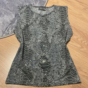 topp - snakeprint paljett topp, super snygg och är i storlek M/S