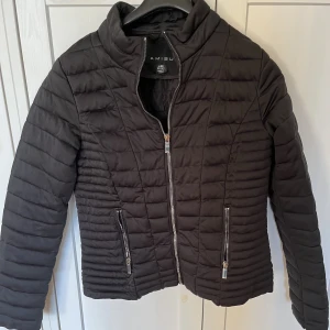 Svart jacka, new yorker, storlek 36 - Sparsamt använd i väldigt fint skick Skulle säga att jackan funkar på våren/hösten men såklart året runt beroende på temperatur.  Passar både XS och S