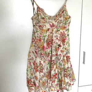 En kort blommig klänning från lindex 🌸 - Är andvänd ett antal gånger men är fof i bra skick, finns en dragkedja på sida.