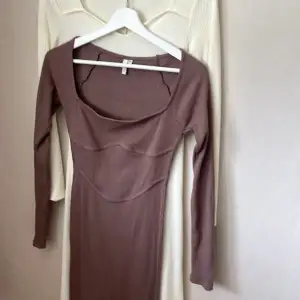 2 klänningar i nyskick och har samma modell, passar S/M och kan stretchas ut, en vit och en beige, 1 för 150 2 för 200
