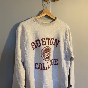 Champion collage sweatshirt  - Hejsan!  Säljer denna fina Champion collage tröjan från USA. Välgjord i bra material.  Trendig och snygg 