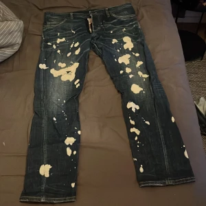 Dsq2 - Säljer då dom inte används längre. Köpta på triangeln i Malmö för 5000 hittar tyvär inte kvittot. Storlek 50 använd fåtal gånger bara inga skrevor eller nått sånt. Kom privat flr fler bilder 