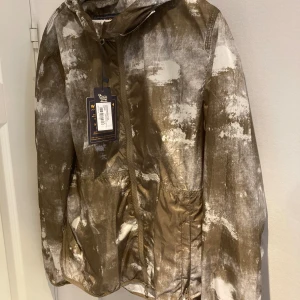 Woolrich windbreaker - Helt ny Woolrich windbreaker i storlek L men passar storlek M. Nypris ca 2800 mitt pris 1299. Kan gå ner i pris vid snabb affär.