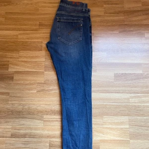 Dondup George - Tjena! Nu säljer vi dessa feta jeans ifrån märket Dondup i modellen ”George” (slimfit). Jeansen är i storlek 34 med en riktigt go tvätt. Cond:9/10 Retail pris ligger omkring 3500 men hos oss endast 799, vid ytterligare frågor är det bara att skriva.⭐️