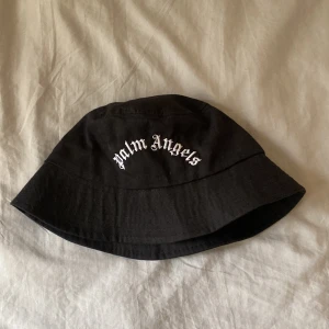 Palm angels bucket hat  - 10/10 cond, aldrig använd. Bara och skriva om ni har några frågor🤝🏼