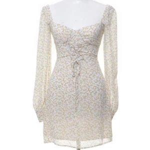 vit Adoore klänning - säljer min superfina Adoore klänning🤍💛nyskick, säljer då jag har för många klänningar. Säljer den vita färgen, bilderna med röda klänningarna är bara för att visa passformen 