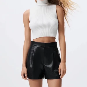 Zara skinnshorts  - De trendiga och slutsålda Zara skinnshortsen! Använda endast ett fåtal gånger och ser ut som nya! Så snygga till en stickad kofta eller till en sommarblus. 