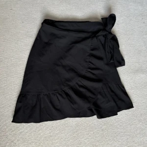 Kjol - Svart kjol, inte kommit till användning därför säljer jag denna, vill ni ha mer tydliga och bilder på hur den sitter på är det bara o kontakta 