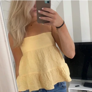 Gul topp - Söt gul topp från zara som inte kommer till användning 💖💖