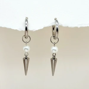 Handgjorda örhängen  - Handgjorda örhängen●Material-pärlor  och 100% rostfritt stål ●Örhängeskrokar -rostfritt stål. Nickel fri. Längd -5cm.  Vattentåliga, ändrar inte färgen! Köp för 1st-70kr eller 110kr/paret