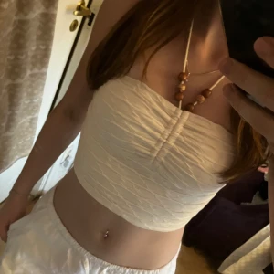 beige halterneck topp - Skit snygg topp dom jag köpte förra sommaren men som inte kommit till användning. Använd kanske 2 gånger så den är i bra skick och inga defekter